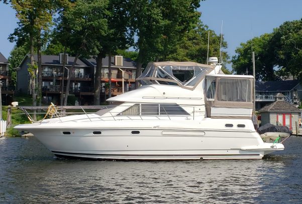 1997 Cruisers Yachts 3650 Aft Cabin Motoryacht For Sale at Pier 33